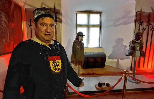 Burgkastellan Christoph Wegele führt Besucher im Gewand des späten Mittelalters durch das Schloss. Auf der Brust: die drei ...