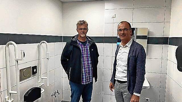 Ortsbaumeister Ansgar Paul und Bürgermeister Jörg Frey (rechts) freuen sich über die neuen Räume. Bild: Gemeinde