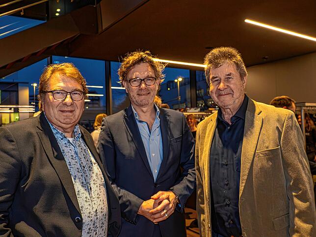 Fotograf Achim Mende, SÜDKURIER-Chefredakteur Stefan Lutz und Reinhold Maier von der Stadthalle Singen.