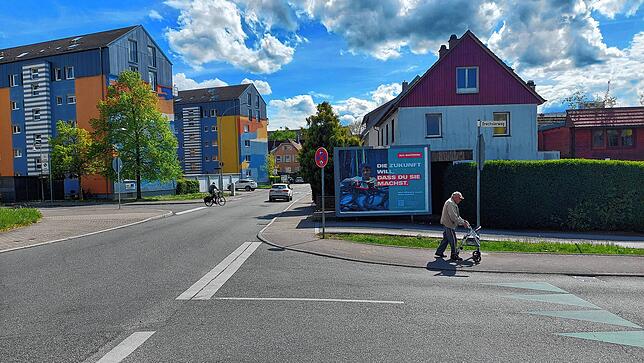 Wer die Riedstraße beim Drechslerweg/Berliner Straße überqueren will, tut dies auf eigenes Risiko. Denn hier gibt es ebenfalls keinen ...