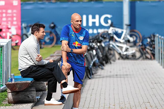 Beobachter: Ruwen Faller (recht) beobachtet gemeinsam mit Sportkoordinator Daniel Baier das Training von RB Leipzig auf dem Platz des SV ...