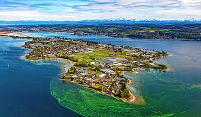 (Archivbild) Vor dem Sandseele treibt ein Fischereigrenzpfahl im Wasser. Ein Boot muss diesen gerammt haben, weshalb er abgebrochen ist. ...