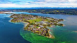 (Archivbild) Vor dem Sandseele treibt ein Fischereigrenzpfahl im Wasser. Ein Boot muss diesen gerammt haben, weshalb er abgebrochen ist. ...