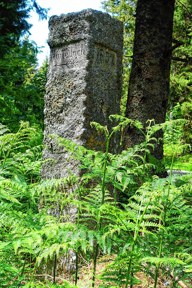 Zeugen der Vergangenheit sind diese mächtigen Granitwegweiser.