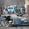 Ein Soldat der ukrainischen Armee inspiziert Fragmente eines abgestürzten Flugzeugs. Es war unklar, wessen Flugzeug abgestürzt ist und ...