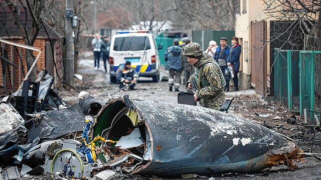 Ein Soldat der ukrainischen Armee inspiziert Fragmente eines abgestürzten Flugzeugs. Es war unklar, wessen Flugzeug abgestürzt ist und ...