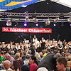 Volles Festzelt und beste Unterhaltung: Das 50. Oktoberfest in Wiechs am Randen übt eine große Zugkraft aus. Im Hintergrund spielt die ...