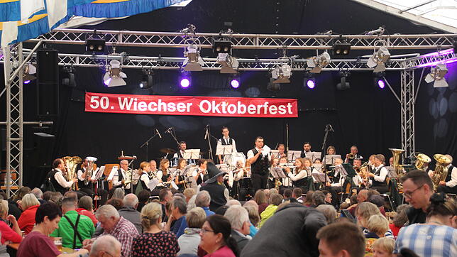Volles Festzelt und beste Unterhaltung: Das 50. Oktoberfest in Wiechs am Randen übt eine große Zugkraft aus. Im Hintergrund spielt die ...