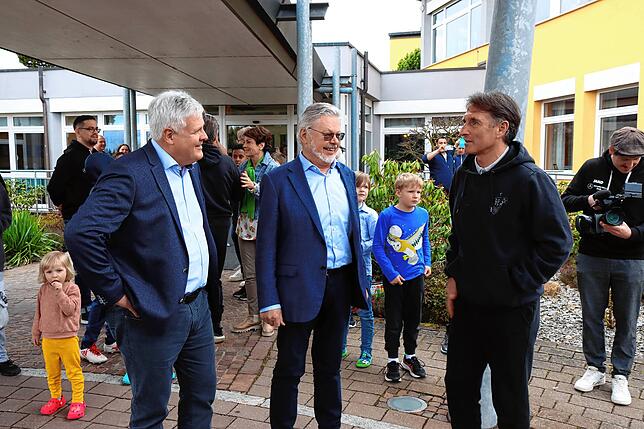 Bild 3: So machen die Profis des VfB Stuttgart den Patienten der Nachsorgeklinik Tannheim große Freude
