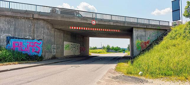 Die Nägel hat Brigita Hauschel von der Bundesstraßen-Brücke bis zur Kindergartenbaustellen entdeckt.