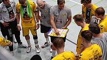 HSG-Trainer Jörg Lützelberger (mit Tafel) instruiert sein Team. Das erste Spiel bestreiten die Konstanzer in Heilbronn-Horkheim.