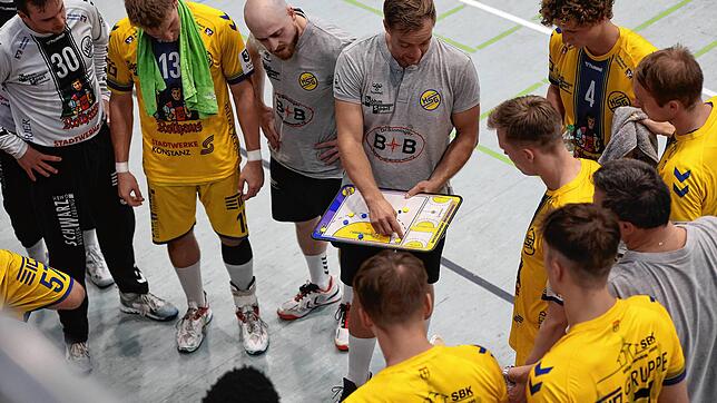 HSG-Trainer Jörg Lützelberger (mit Tafel) instruiert sein Team. Das erste Spiel bestreiten die Konstanzer in Heilbronn-Horkheim.