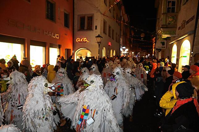 Bild 14: Jetzt geht&lsquo;s richtig los &ndash; Beim Butzenlauf startet die närrische Hochzeit