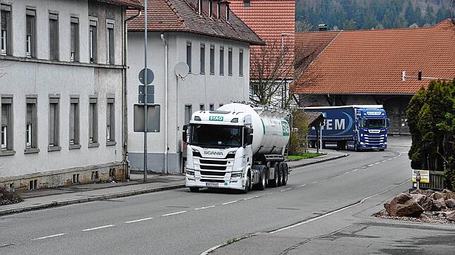 Mit der Einführung eines Tempolimits von 30 Stundenkilometern sollen die Durchfahrten Zollhaus (Bild) und Randen besser vor Lärm ...