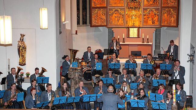 Die Trachtenkapelle Oberuhldingen richtete ihr Jahreskonzert erstmals als Kirchenkonzert in der Pfarrkirche St. Martin aus, und das mit ...
