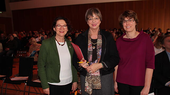 Bei der Fachtagung der Kita-Profis in der Stadthalle (v.l.): Die Grünen-Landtagsabgeordnete Dorothea Wehinger, Pädagogik-Professorin ...