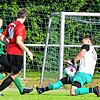 Im Fokus: Torwart Lukas Stelter hielt den personell gebeutelten FC Hochrhein über weite Strecken im Spiel, rettet hier gegen Tunahan Kocer.