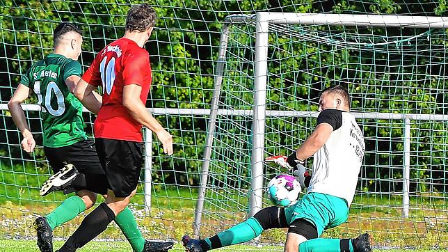 Im Fokus: Torwart Lukas Stelter hielt den personell gebeutelten FC Hochrhein über weite Strecken im Spiel, rettet hier gegen Tunahan Kocer.