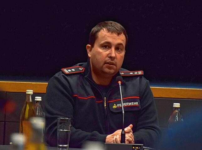 Steffen Bretzke, Feuerwehr-Gesamtkommandant von Bodman-Ludwigshafen, sprach im Gemeinderat über den Bedarf an Fahrzeugen.
