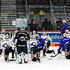Christof Kreutzer (Bildmitte) gab in seiner ersten Trainingseinheit als Wild Wings-Chefcoach zahlreiche Anweisungen an seine Spieler.