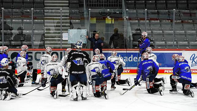 Christof Kreutzer (Bildmitte) gab in seiner ersten Trainingseinheit als Wild Wings-Chefcoach zahlreiche Anweisungen an seine Spieler.