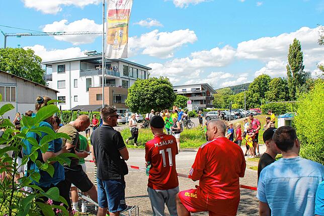 Bild 6: Fans warten vor dem Strandbad Bodman auf den FC Liverpool