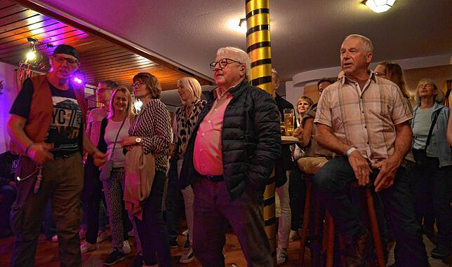 Und die Besucher des „Rockzone“-Auftritts in der Krone genießen den Abend.