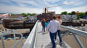 Eine 20 Meter lange Brücke verbindet das U-Boot mit einer der Ausstellungshallen.
