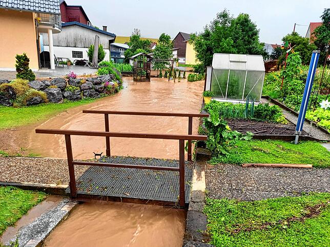 Der anhaltende Regen am 15 Juli führte in Blumberg in den meisten Ortsteilen zu Hochwasser. Unser Bild zeigt den Kompromißbach in Kommingen.