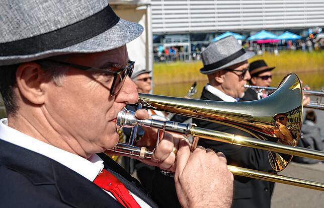 Große Bandbreite: Von Dixie-Jazz (im Bild die Crazy Silver Monkees) bis hin zum DJ war alles vertreten.