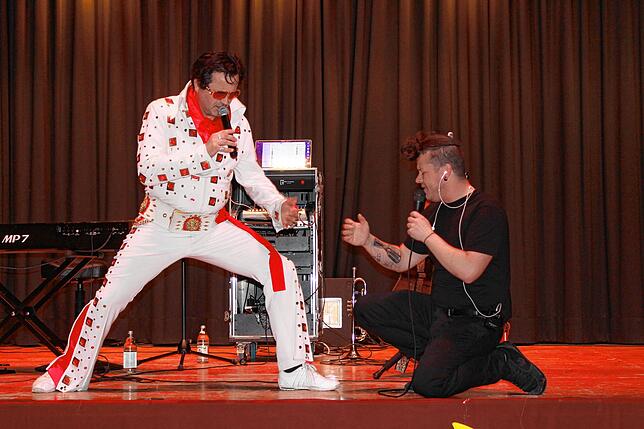Chris Metzger als Elvis.