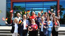 Über das grenzüberschreitende Chorprojekt freuen sich Catharina Scheufele (vorn, von links), OB Bernd Häusler, Anna-Barbara Winzeler, ...