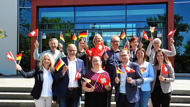 Über das grenzüberschreitende Chorprojekt freuen sich Catharina Scheufele (vorn, von links), OB Bernd Häusler, Anna-Barbara Winzeler, ...