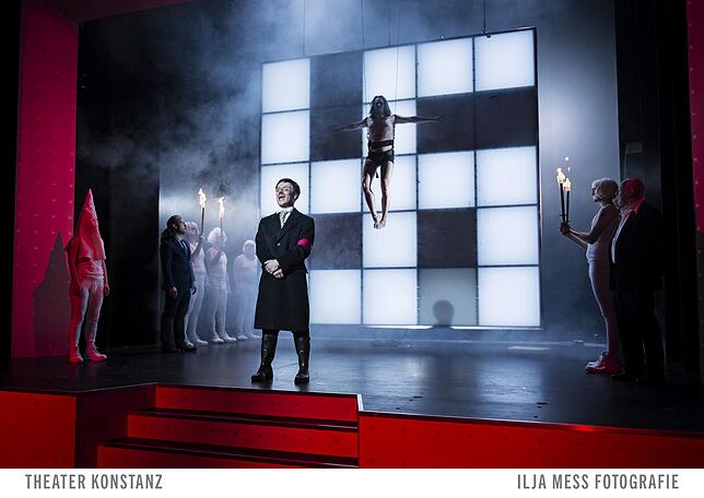 Eine Szene aus den Proben zu "Mein Kampf" am Theater Konstanz mit Peter Posniak (vorne), Thomas Fritz Jung (oben), Tomasz Robak (links), ...