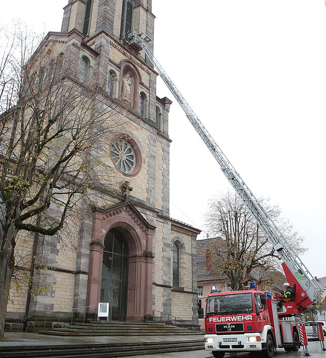 Das Feuerwehrauto wirkt klein im Vergleich zur imposanten Kirchenfront. Dennoch reichte die Länge der Donaueschinger Drehleiter, die ...