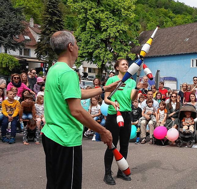 Bei den Jonglagenummern des Zirkus Zebrasco ist auch Ruben König oft mit dabei. (Archivbild)