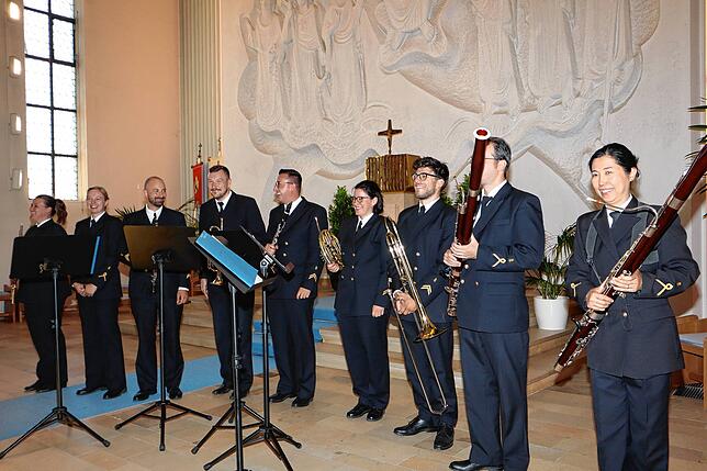 Diese neun Frauen und Männer geben in der Schwenninger Kirche ein beeindruckendes Kammermusikkonzert. Foto: Wilfried Koch
