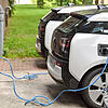 Elektrofahrzeuge vom Typ BMW i3 werden aufgeladen. Wer eine Garage oder einen festen Stellplatz hat, kann sein Elektroauto bequem zu ...