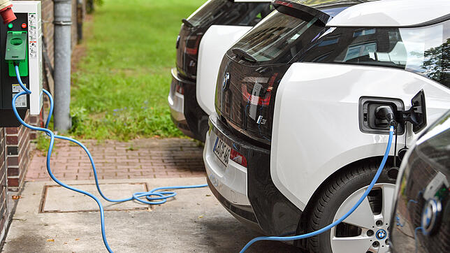 Elektrofahrzeuge vom Typ BMW i3 werden aufgeladen. Wer eine Garage oder einen festen Stellplatz hat, kann sein Elektroauto bequem zu ...