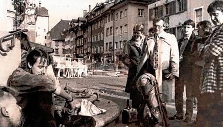 1993: Die damals 38-jährige Ministerin Angela Merkel (rechts) im Gespräch mit Punkern auf der Waldshuter Rathaustreppe. In der Mitte mit ...