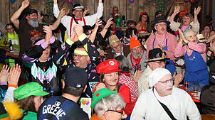 Beim ersten Hausball der Unterkirnacher Lumpen‘s Kapelle im zum Partyraum umgestalteten Holzlager herrscht beste Stimmung. Bild: ...