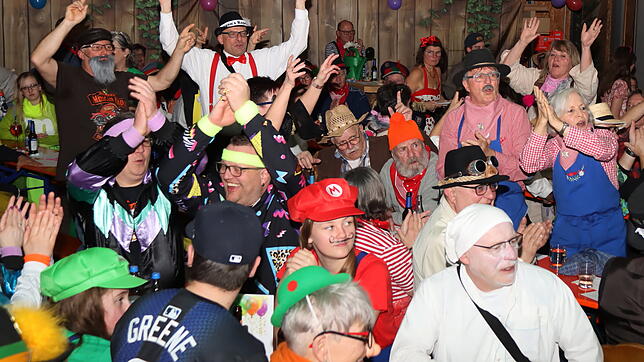 Beim ersten Hausball der Unterkirnacher Lumpen‘s Kapelle im zum Partyraum umgestalteten Holzlager herrscht beste Stimmung. Bild: ...