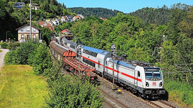 Die Gäubahn auf der Strecke zwischen Horb und Rottweil. Die IC-Züge zwischen Stuttgart und Zürich verkehren nicht zuverlässig genug. ...