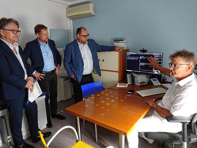 Televisite bei einem Bewohner im Haus der Pflege St. Martin in Ailingen (von links): Gesundheitsminister Manfred Lucha, Landrat Luca ...
