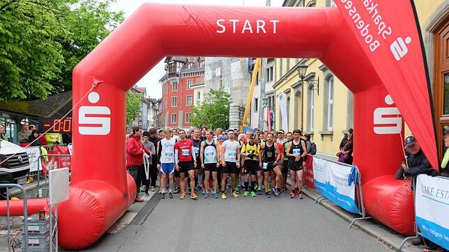 Vor dem Start zum Halbmarathon: Mit der Startnummer 222 Robin Hanser (1.), Denis Fantino mit der Startnummer 8 (2.) und Dirk Joos mit ...