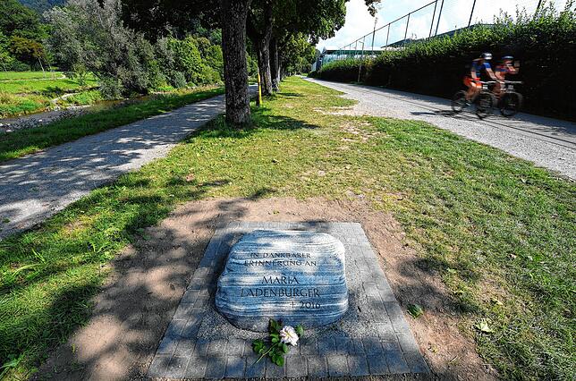 Eine Rose liegt vor einem Gedenkstein für Maria Ladenburger.