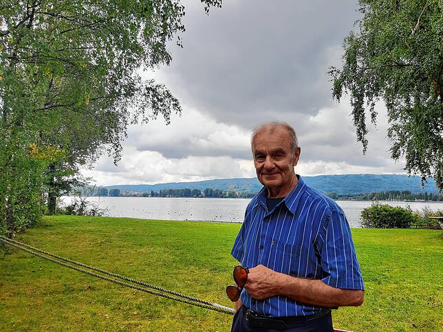 Die Wiese bei der Segelschule Radolfzell war früher Badeort für Heinz Keller. Vom Ufer führte ein Steg ins Wasser und auf der Wiese ...