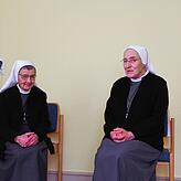 Sabina (links) und Itta in der kleinen Hauskapelle.