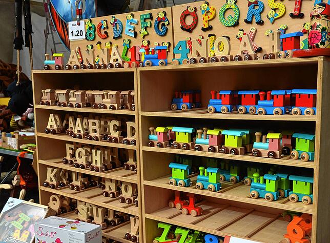 Lässt Kinderaugen aufleuchten: Das Spielzeugangebot für die Kleinsten an einem der Jahrmarktstände.