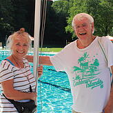 Andrée und Volker Junghanss aus Bodman kommen gerne ins Freibad, obwohl sie auch gerne im Bodensee schwimmen.